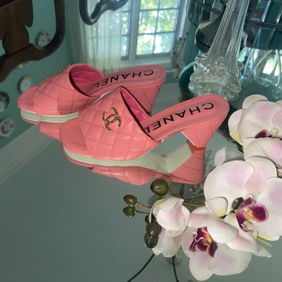 Chanel Pink Lambskin Quilted CC Open Toe Slides NEW European size 36 Made Italy - Picture 8 of 17